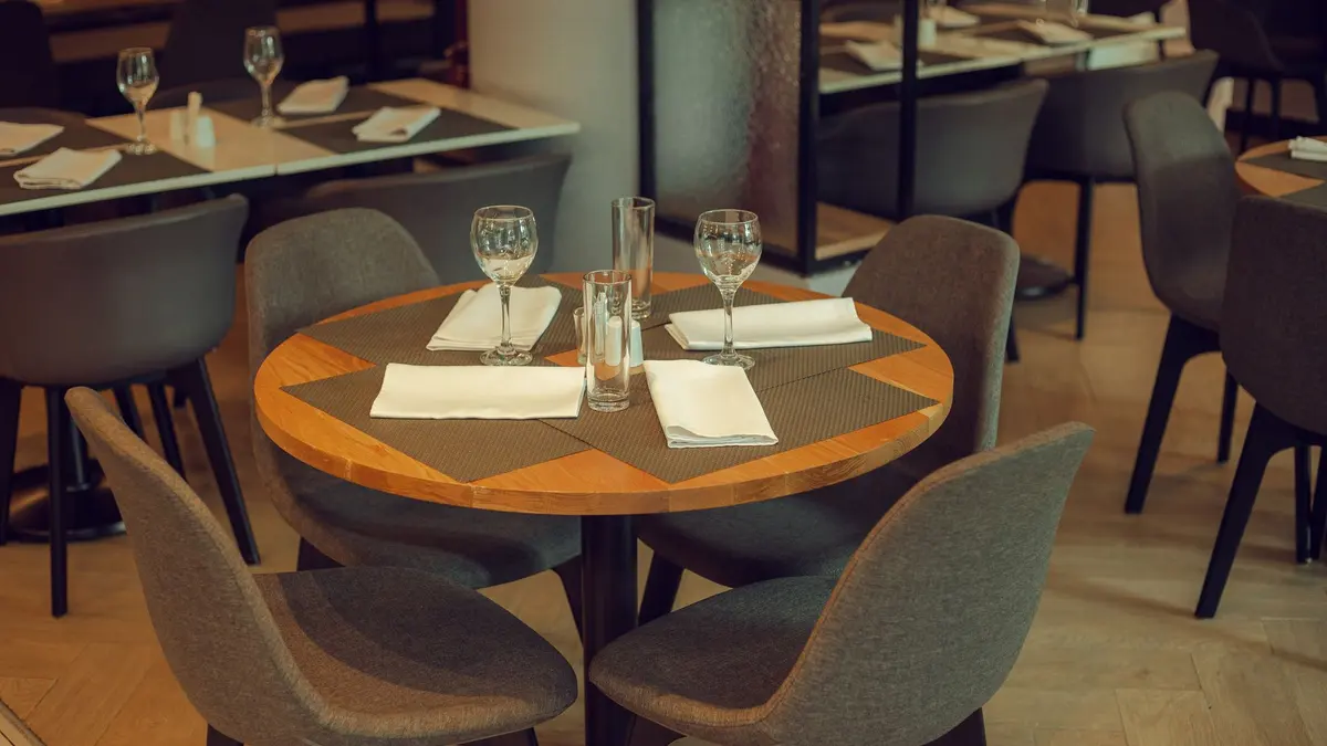 Pranie tapicerki w restauracji i kawiarni - kiedy je wykonać?